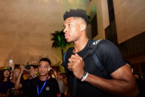 AYX-字母哥在独行侠比赛中赛况扑朔迷离，回归赛场引发热议！的简单介绍