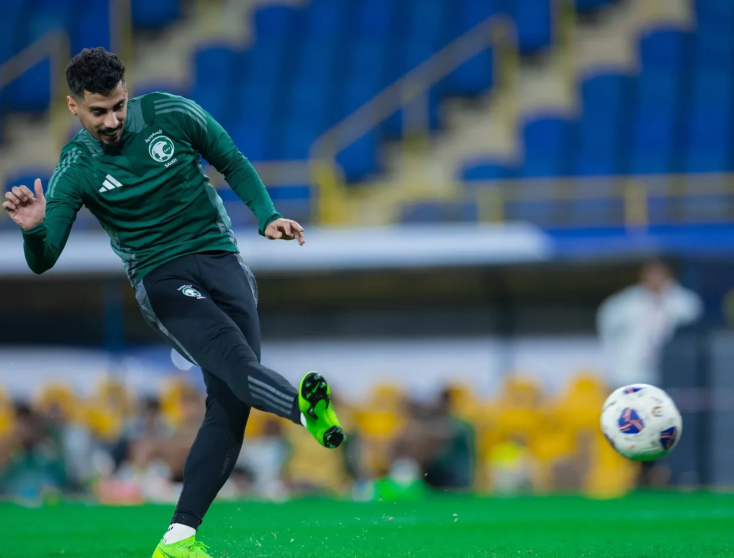  邀请赛巅峰对决！雪域火箭队失利雪域赤兔队，羽毛球赛场再起波澜；关键战拿下信心