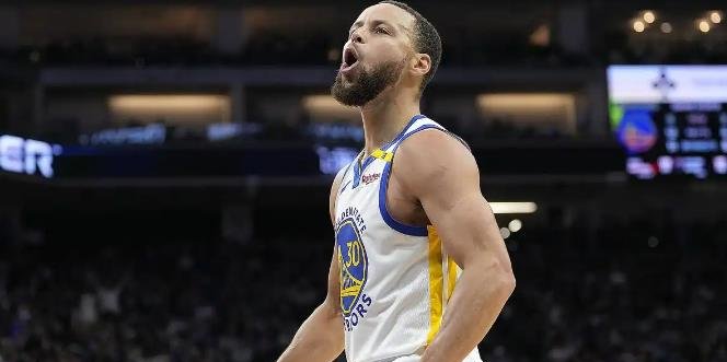  库里在美国队比赛中关键助攻,大胜引发热议的是谁 